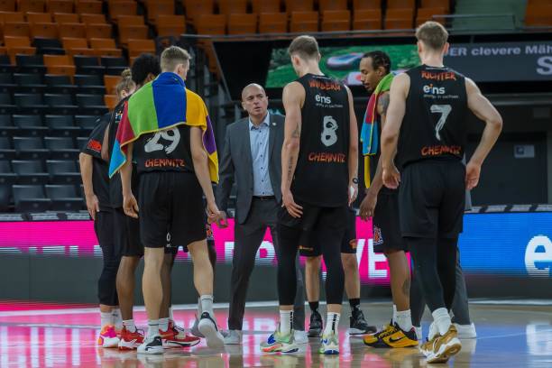 莱万通过一 莱万通过一